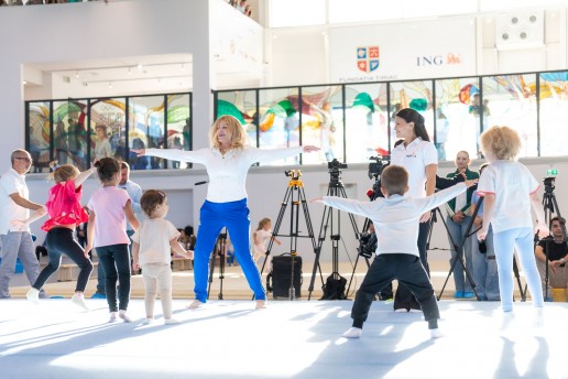 Copii participând la selecția pentru cursurile gratuite de inițiere în gimnastică