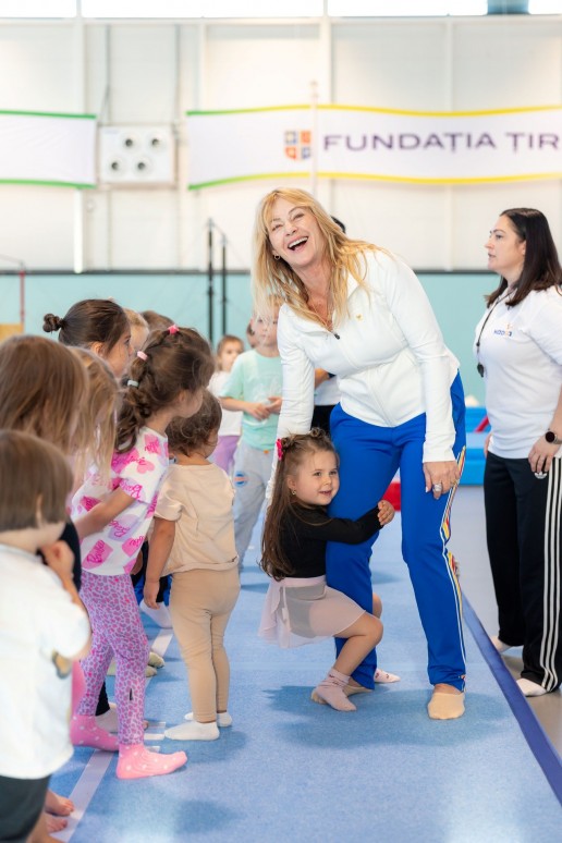 Copil alături de Nadia Comăneci la evenimentul organizat de Fundația Țiriac