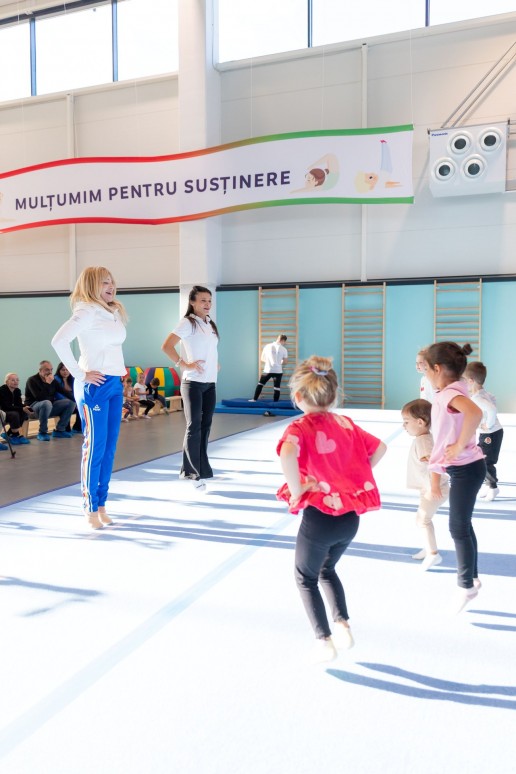 Copii participând la exercițiile de încălzire în Sala de Gimnastică Nadia Comăneci