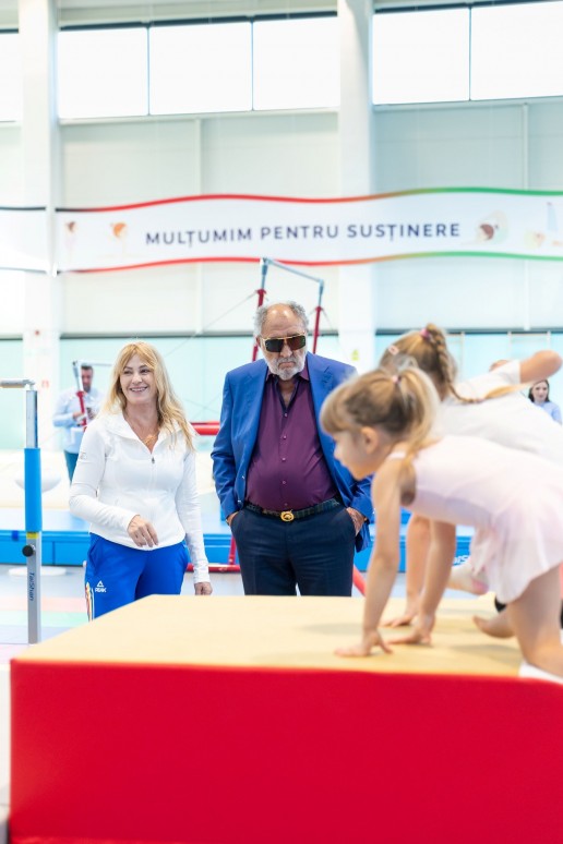 Ion Țiriac și Nadia Comăneci urmărind exercițiile copiilor la selecția de gimnastică