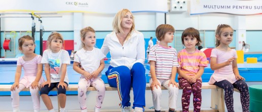 Nadia Comăneci alături de copiii participanți la selecția de gimnastică organizată de Fundația Țiriac