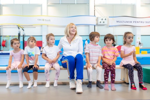 Nadia Comăneci alături de copiii participanți la selecția de gimnastică organizată de Fundația Țiriac