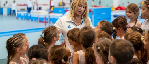 Nadia Comăneci alături de copii la Sala de Gimnastică din Otopeni