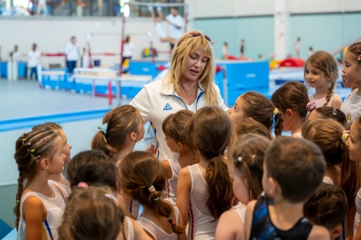 Nadia Comăneci alături de copii la Sala de Gimnastică din Otopeni