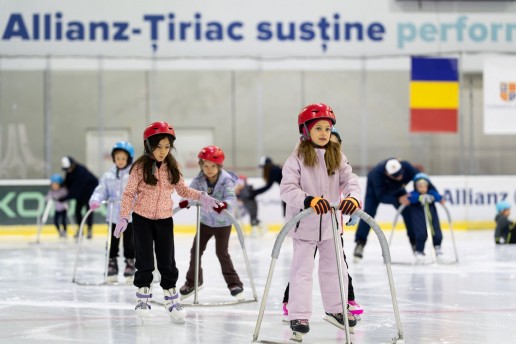 Copii la sesiunea demonstrativă de inițiere în patinaj, 17 octombrie 2026