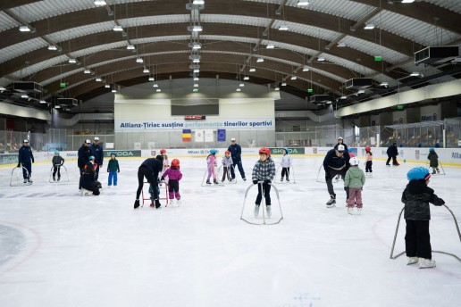 Copii la sesiunea demonstrativă de inițiere în patinaj, 17 octombrie 2026