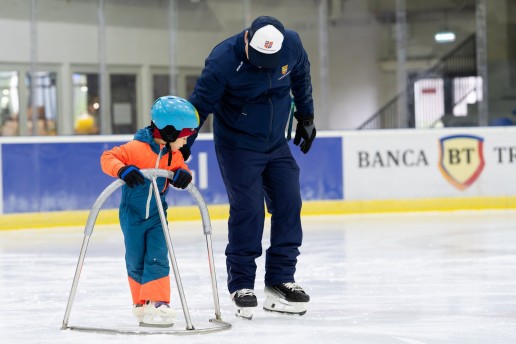 Copii la sesiunea demonstrativă de inițiere în patinaj, 17 octombrie 2026