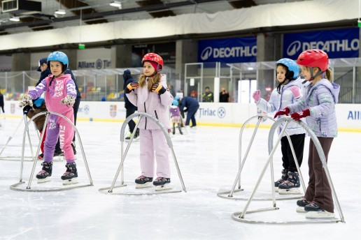 Copii la sesiunea demonstrativă de inițiere în patinaj, 17 octombrie 2026