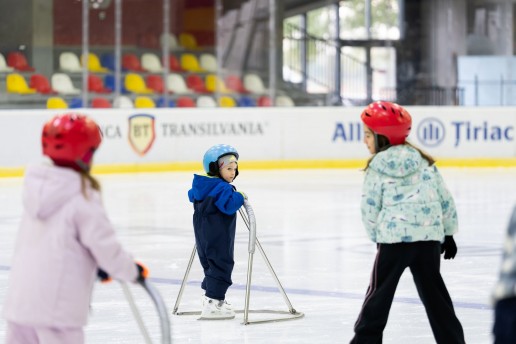 Copii la sesiunea demonstrativă de inițiere în patinaj, 17 octombrie 2026