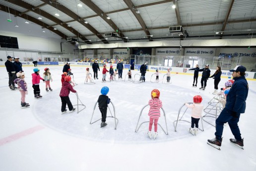 Copii la sesiunea demonstrativă de inițiere în patinaj, 17 octombrie 2026