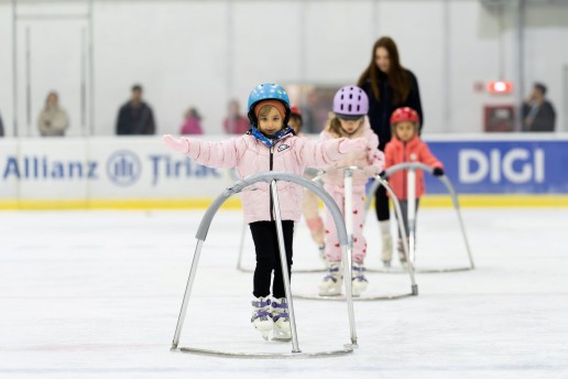 Copii la sesiunea demonstrativă de inițiere în patinaj, 17 octombrie 2026