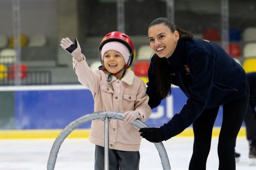 Copii la sesiunea demonstrativă de inițiere în patinaj, 17 octombrie 2026