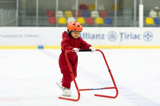 Copii la sesiunea demonstrativă de inițiere în patinaj, 17 octombrie 2026