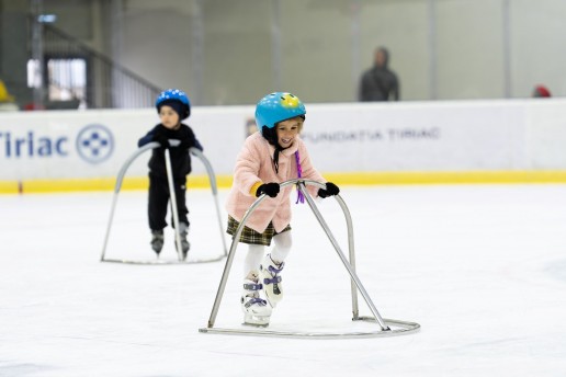 Copii la sesiunea demonstrativă de inițiere în patinaj, 17 octombrie 2026