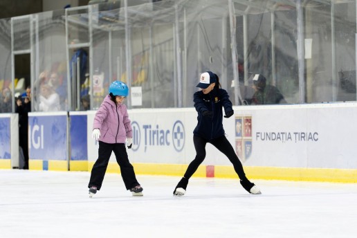 Copii la sesiunea demonstrativă de inițiere în patinaj, 17 octombrie 2026