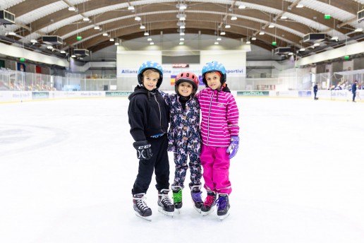 Copii participanți la selecția de patinaj