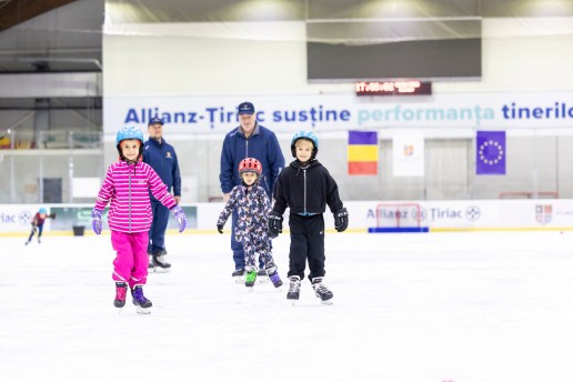 Copii participând la selecția pentru cursurile de inițiere în patinaj